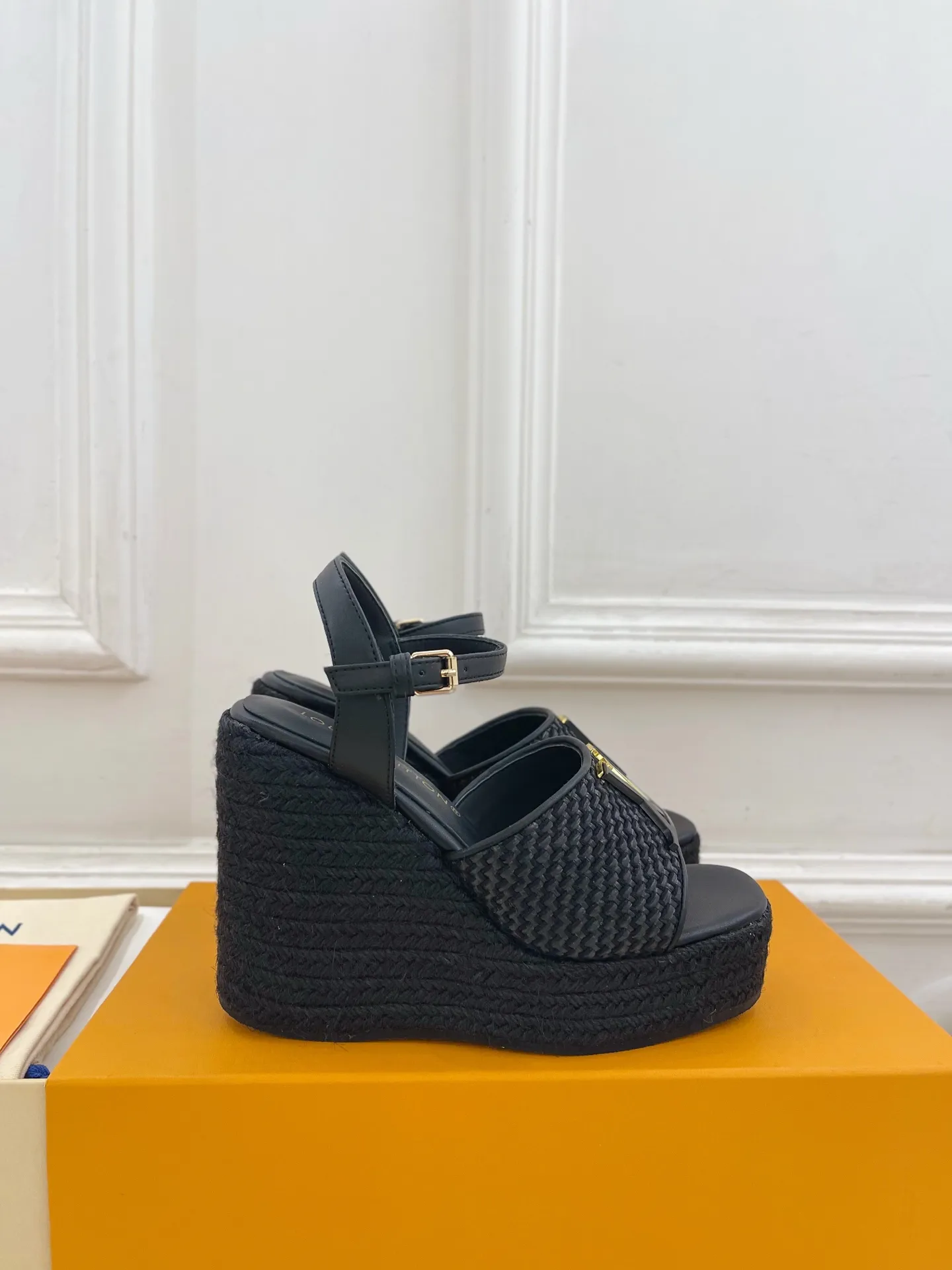 👟👟Ex-factory price 640👟👟 LV | Louis Vuitton 25𝐬𝐬 🧡💚2025 spring and summer new style top version‼ ️The original version is the same. The counter focuses on the latest LV ISOLA hollow hemp rope wedge sandals. New hard goods. ❥BS purchasing level! Full of high-end feel! A popular model among bloggers at home and abroad, it’s retro and fashionable and looks amazing on your feet! Mainly recommended model on the official website★ ━━━━━ ЅᏇєєt ━━━━━ ▪️Upper: original customized calfskin ▪️Lining: imported sheepskin ▪️Outsole: original molded outsole ▪️Heel height: 12cm, water platform 3.5cm ▪️Shoe size: 35-39 (40, 41 customized)